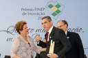 Presidenta Dilma Rousseff e o vencedor da categoria Tecnologia Social, Luiz Algusto Mesquita de Azevedo da FUNTAC durante cerimônia de entrega da 16ª edição do Prêmio Finep de Inovação. Brasília-DF, 04/12/2013
