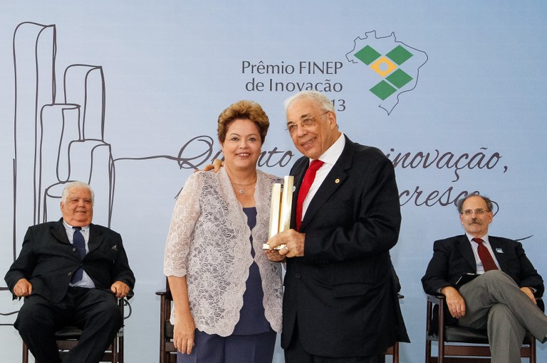 Presidenta Dilma Rousseff e o vencedor da categoria Média Empresa, Domingo Braile da BRAILE BIOMÉDICA durante cerimônia de entrega da 16ª edição do Prêmio Finep de Inovação. Brasília-DF, 04/12/2013