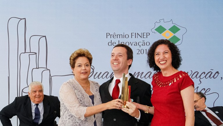 Presidenta Dilma Rousseff e o vencedor da categoria Tecnologia Assistiva, Fernando Henrique Fedrigo Botelho da F1.2.3 CONSULTING durante cerimônia de entrega da 16ª edição do Prêmio Finep de Inovação. Brasília-DF, 04/12/2013 Presidenta Dilma Rousseff e o vencedor da categoria Tecnologia Assistiva, Fernando Henrique Fedrigo Botelho da F1.2.3 CONSULTING durante cerimônia de entrega da 16ª edição do Prêmio Finep de Inovação. Brasília-DF, 04/12/2013
