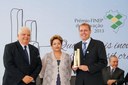 Presidenta Dilma Rousseff e o vencedor da categoria Grande Empresa, 3º lugar, Fabio Henrique Klein da EMBRACO durante cerimônia de entrega da 16ª edição do Prêmio Finep de Inovação. Brasília-DF, 04/12/2013