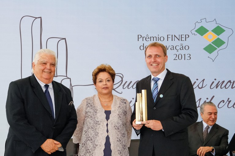 Presidenta Dilma Rousseff e o vencedor da categoria Grande Empresa, 3º lugar, Fabio Henrique Klein da EMBRACO durante cerimônia de entrega da 16ª edição do Prêmio Finep de Inovação. Brasília-DF, 04/12/2013