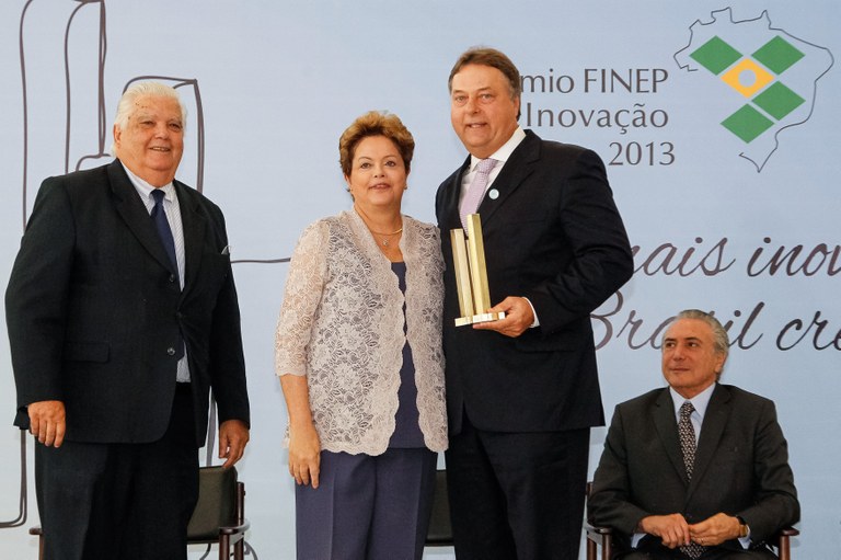 Presidenta Dilma Rousseff e o vencedor da categoria Grande Empresa, 2º lugar, Harry Schmelzer Júnior da WEG durante cerimônia de entrega da 16ª edição do Prêmio Finep de Inovação. Brasília-DF, 04/12/2013