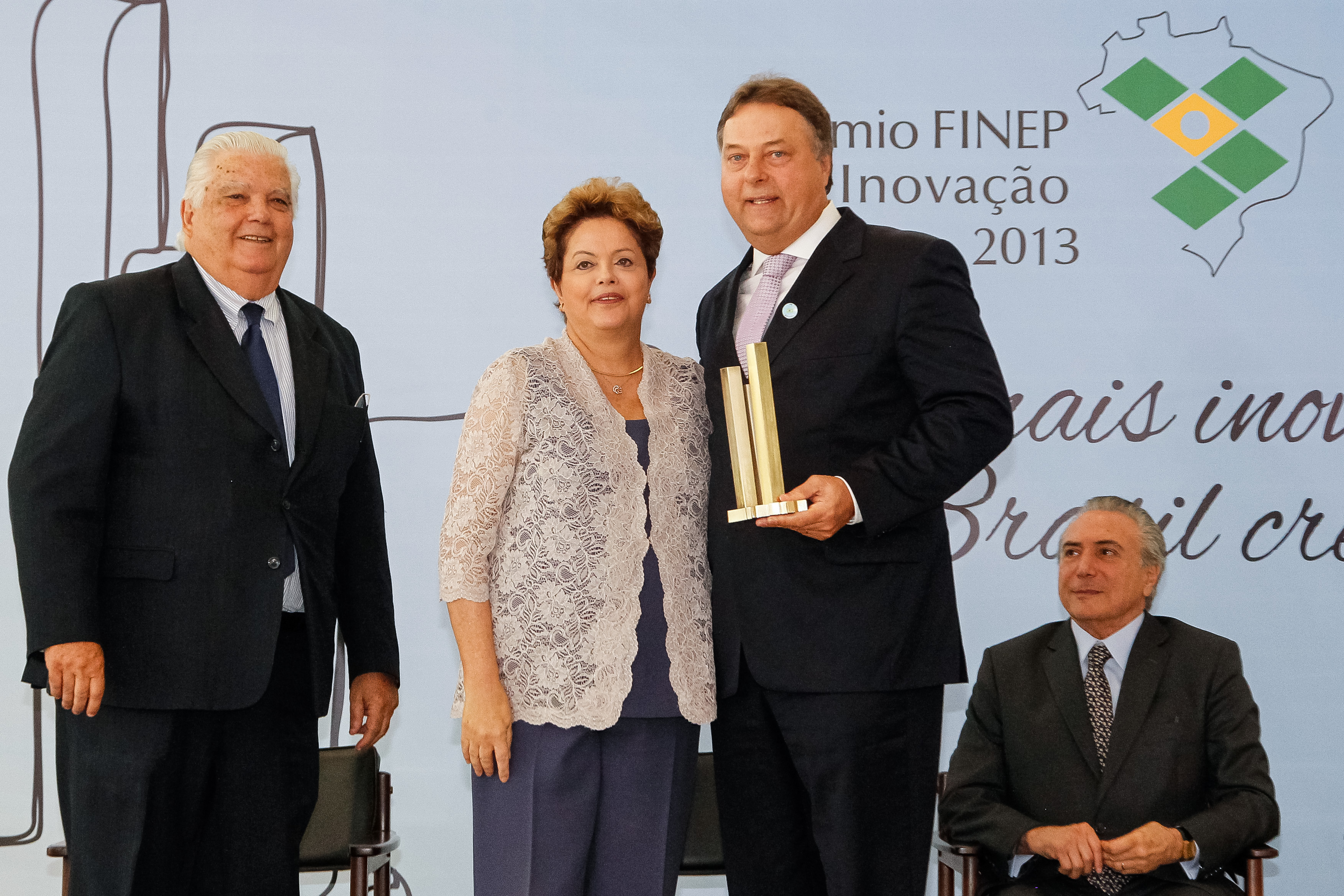 Presidenta Dilma Rousseff e o vencedor da categoria Grande Empresa, 2º lugar, Harry Schmelzer Júnior da WEG durante cerimônia de entrega da 16ª edição do Prêmio Finep de Inovação. Brasília-DF, 04/12/2013