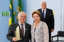 Presidenta Dilma Rousseff e o vencedor da categoria Instituição de Ciência e Tecnologia, Cláudio Aparecido Violato da CPQD durante cerimônia de entrega da 16ª edição do Prêmio Finep de Inovação. Brasília-DF, 04/12/2013