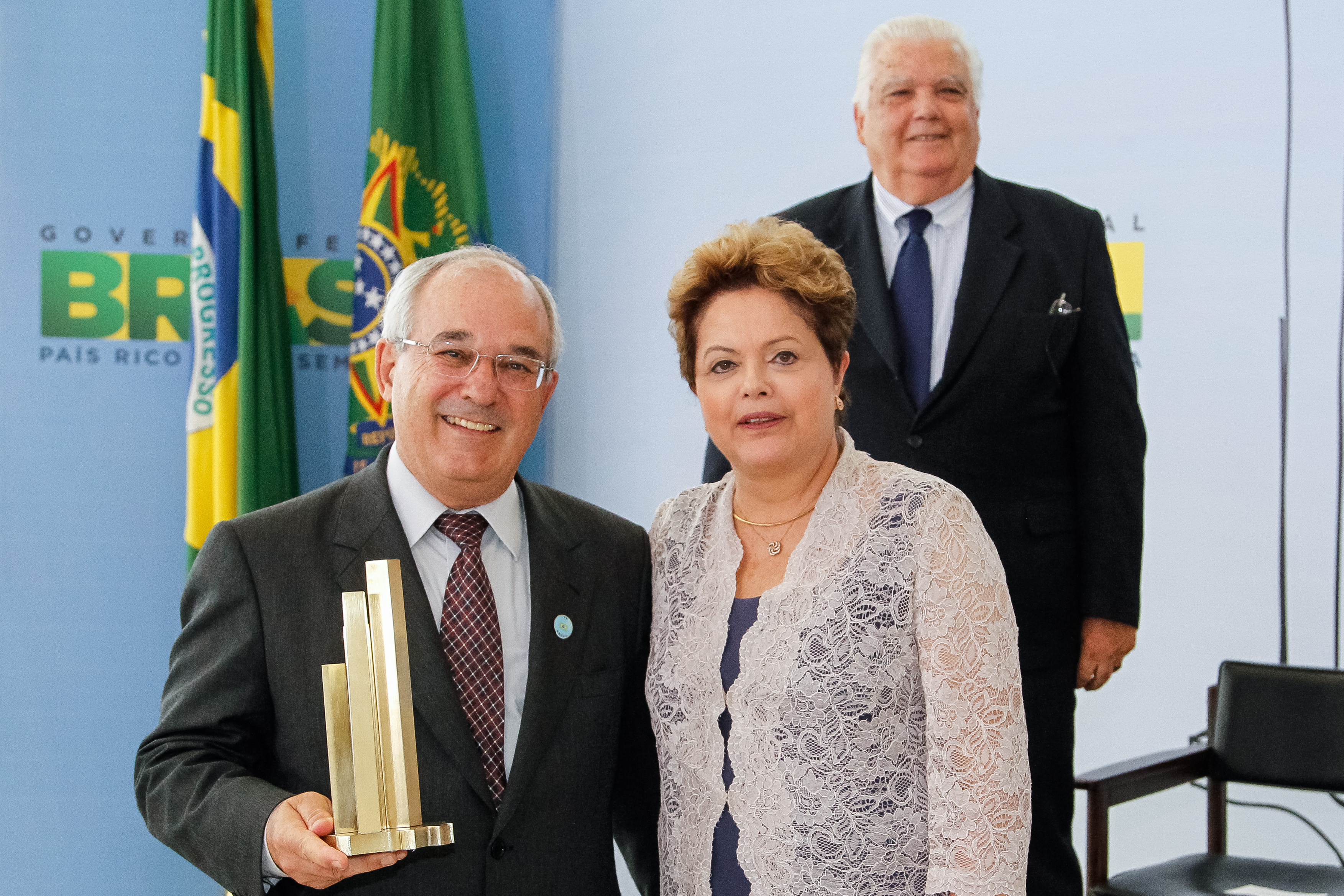 Presidenta Dilma Rousseff e o vencedor da categoria Instituição de Ciência e Tecnologia, Cláudio Aparecido Violato da CPQD durante cerimônia de entrega da 16ª edição do Prêmio Finep de Inovação. Brasília-DF, 04/12/2013