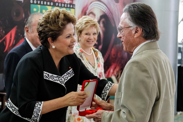 Presidenta Dilma Rousseff entrega a insígnia da Ordem para Carlos Lemos durante cerimônia de entrega da Ordem do Mérito Cultural 2012. Brasília - DF, 05/11/2012