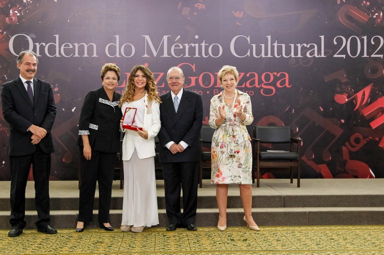 Presidenta Dilma Rousseff entrega a insígnia da Ordem Elba Ramalho durante cerimônia de entrega da Ordem do Mérito Cultural 2012. Brasília - DF, 05/11/2012