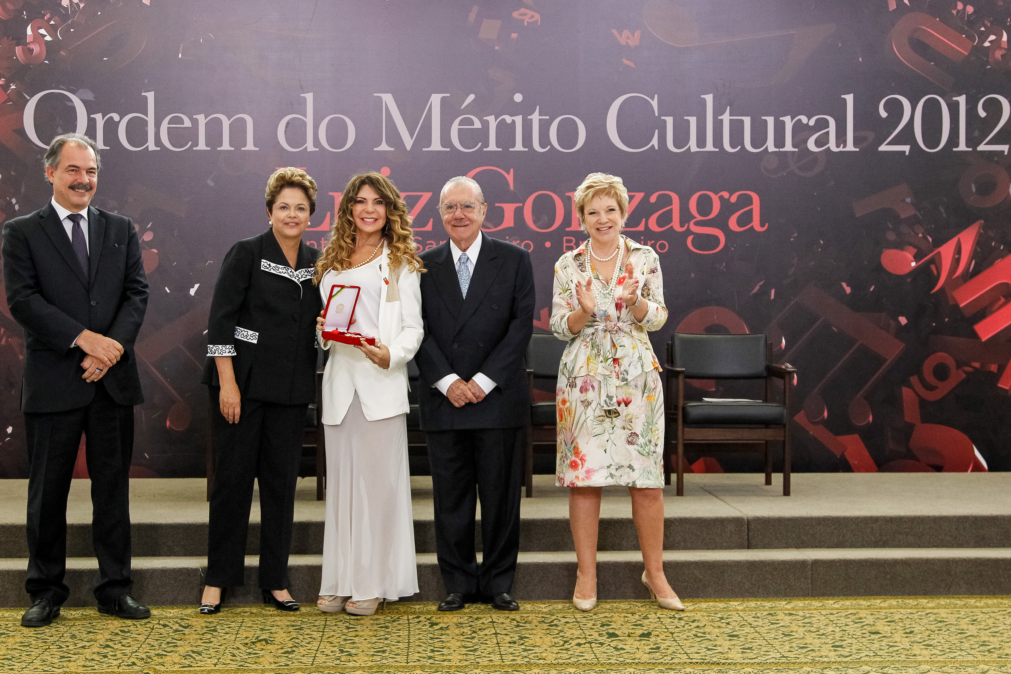 Presidenta Dilma Rousseff entrega a insígnia da Ordem Elba Ramalho durante cerimônia de entrega da Ordem do Mérito Cultural 2012. Brasília - DF, 05/11/2012
