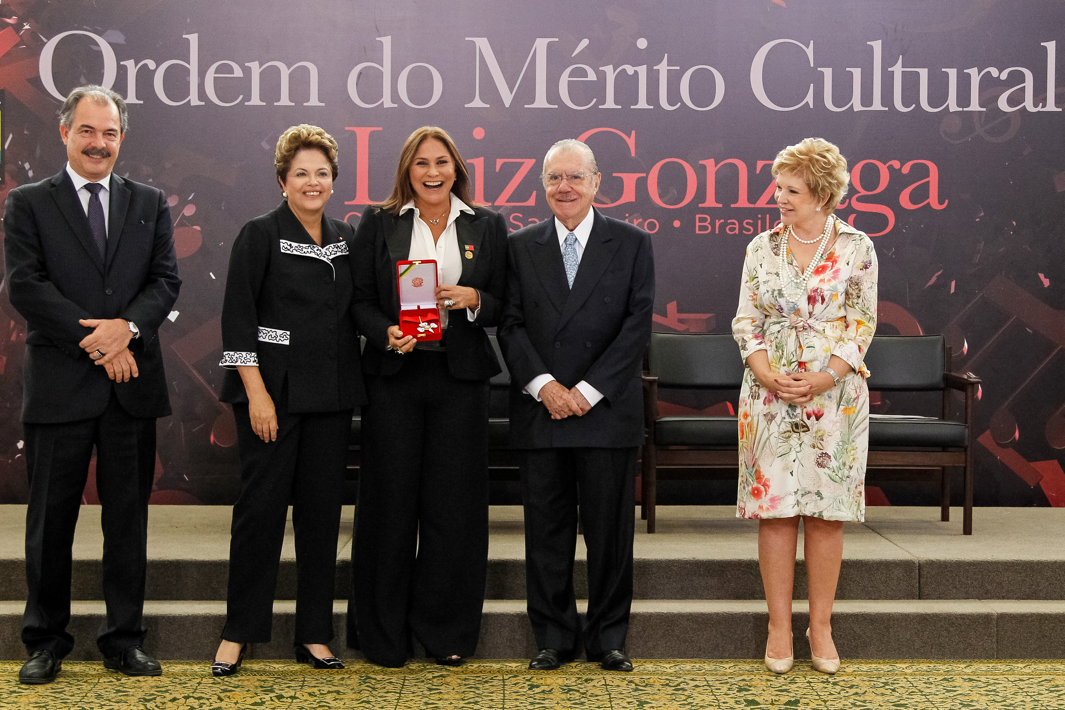 Presidenta Dilma Rousseff entrega a insígnia da Ordem para Fafá de Belém durante cerimônia de entrega da Ordem do Mérito Cultural 2012. Brasília - DF, 05/11/2012
