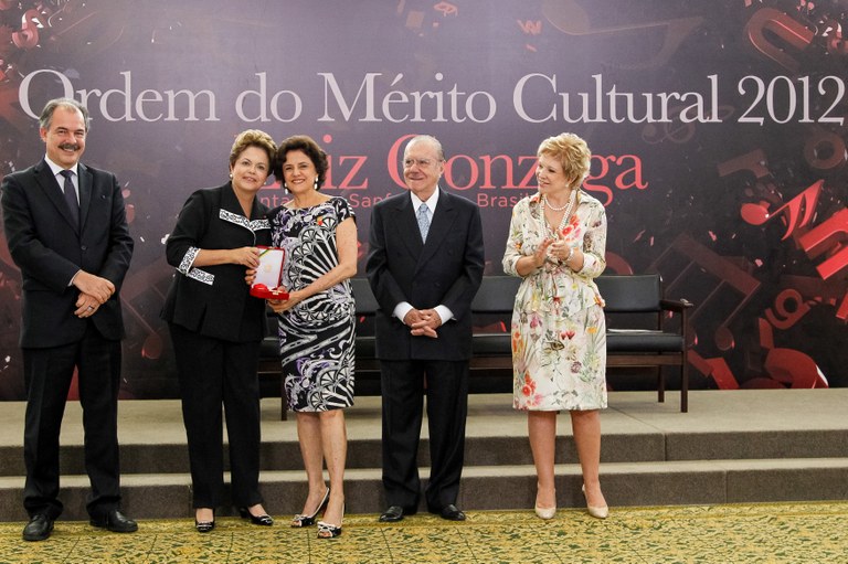 Presidenta Dilma Rousseff entrega a insígnia da Ordem para atriz Marieta Severo durante cerimônia de entrega da Ordem do Mérito Cultural 2012. Brasília - DF, 05/11/2012