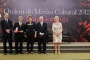 Presidenta Dilma Rousseff entrega a insígnia da Ordem para Milton Guran durante cerimônia de entrega da Ordem do Mérito Cultural 2012. Brasília - DF, 05/11/2012
