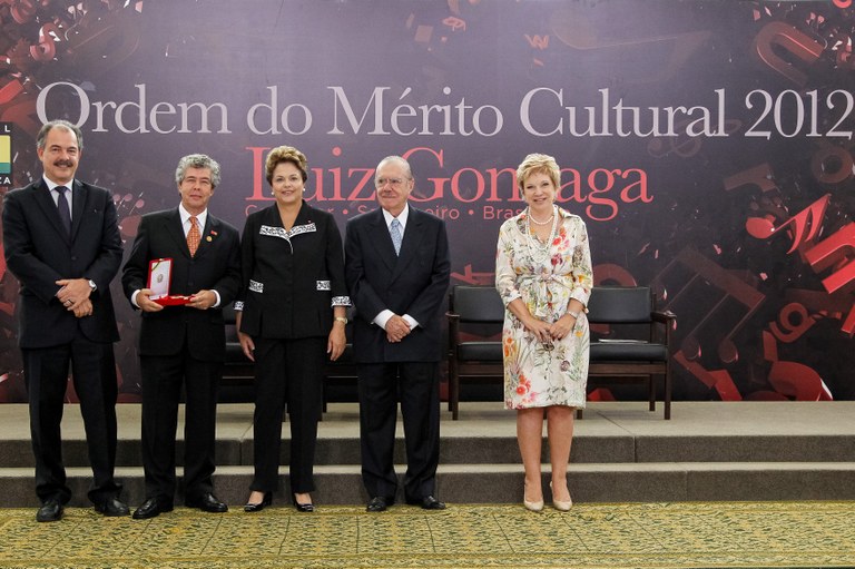 Presidenta Dilma Rousseff entrega a insígnia da Ordem para Milton Guran durante cerimônia de entrega da Ordem do Mérito Cultural 2012. Brasília - DF, 05/11/2012