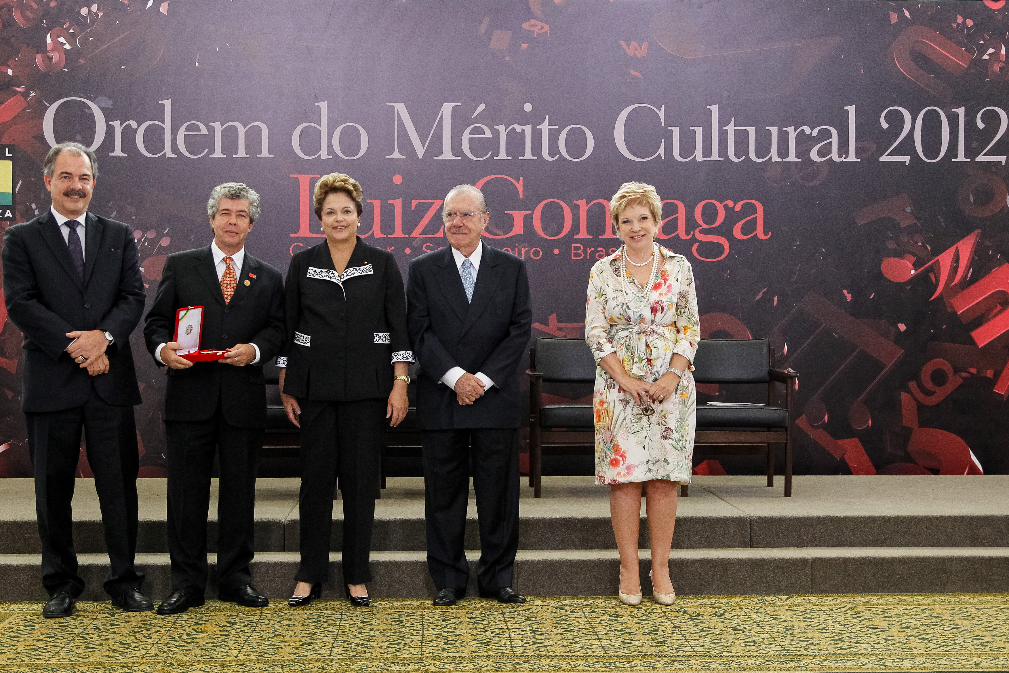 Presidenta Dilma Rousseff entrega a insígnia da Ordem para Milton Guran durante cerimônia de entrega da Ordem do Mérito Cultural 2012. Brasília - DF, 05/11/2012
