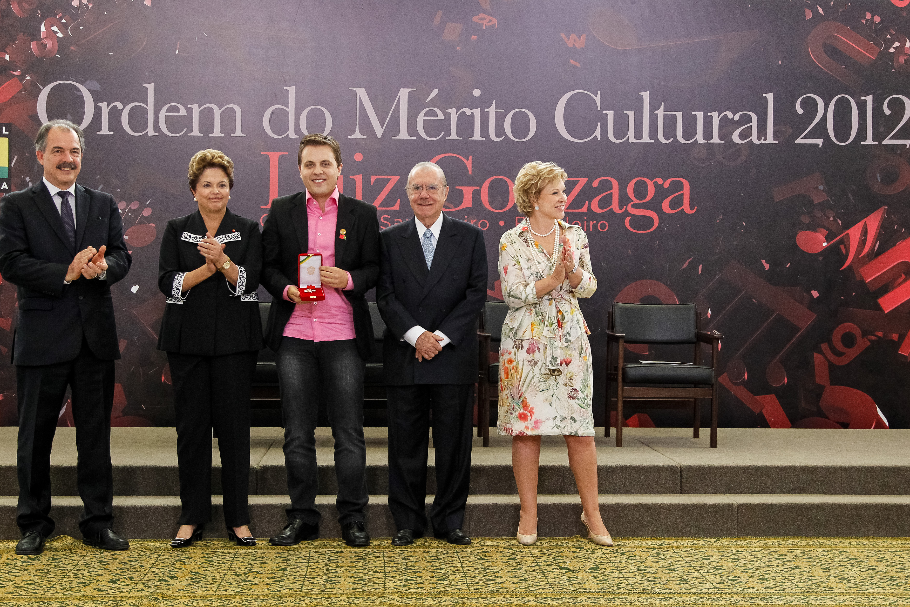 Presidenta Dilma Rousseff entrega a insígnia da Ordem para Felipe Schaedler durante cerimônia de entrega da Ordem do Mérito Cultural 2012. Brasília - DF, 05/11/2012