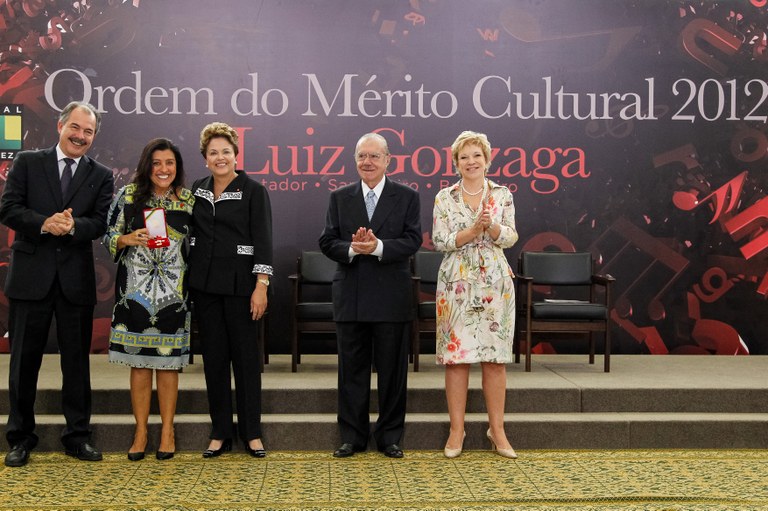 Presidenta Dilma Rousseff entrega a insígnia da Ordem para Regina Casé durante cerimônia de entrega da Ordem do Mérito Cultural 2012. Brasília - DF, 05/11/2012