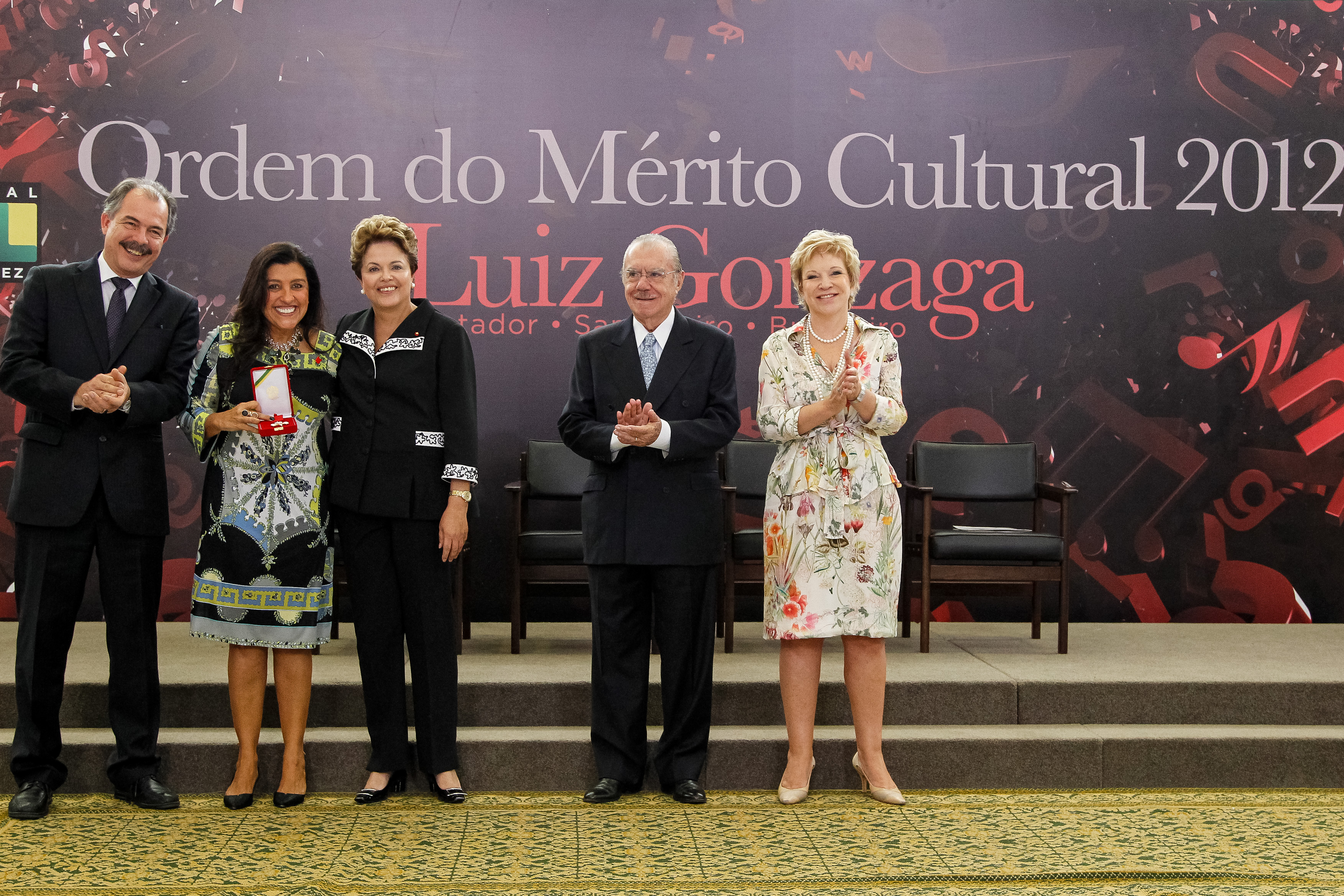 Presidenta Dilma Rousseff entrega a insígnia da Ordem para Regina Casé durante cerimônia de entrega da Ordem do Mérito Cultural 2012. Brasília - DF, 05/11/2012