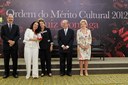 Presidenta Dilma Rousseff entrega a insígnia da Ordem para Dora Isabel Andrade durante cerimônia de entrega da Ordem do Mérito Cultural 2012. Brasília - DF, 05/11/2012