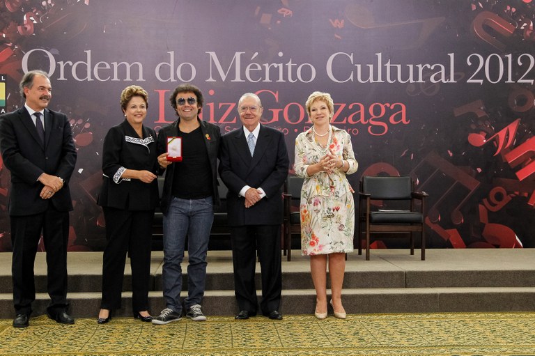 Presidenta Dilma Rousseff entrega a insígnia da Ordem para Francisco Amâncio da Silva durante cerimônia de entrega da Ordem do Mérito Cultural 2012. Brasília - DF, 05/11/2012