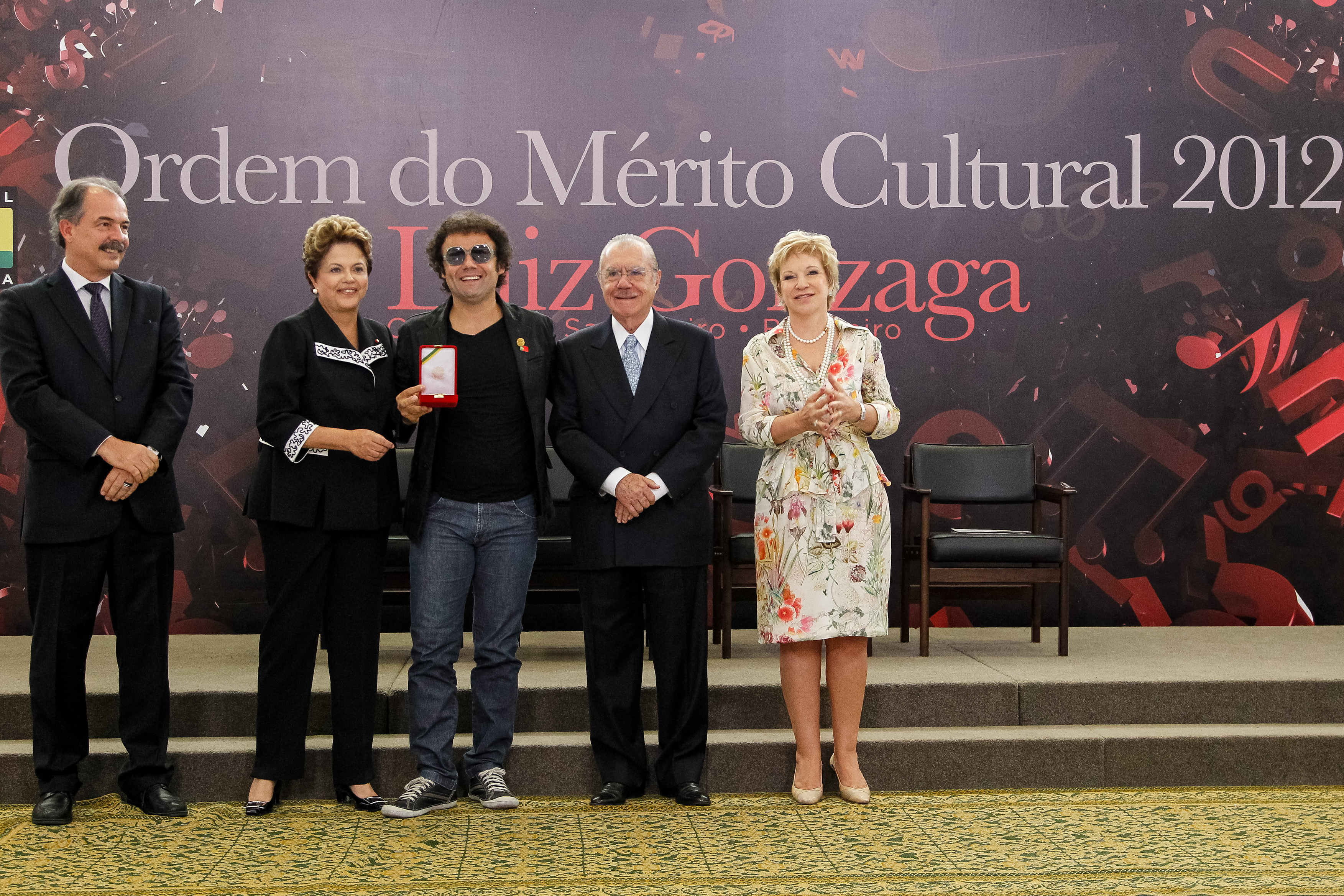 Presidenta Dilma Rousseff entrega a insígnia da Ordem para Francisco Amâncio da Silva durante cerimônia de entrega da Ordem do Mérito Cultural 2012. Brasília - DF, 05/11/2012