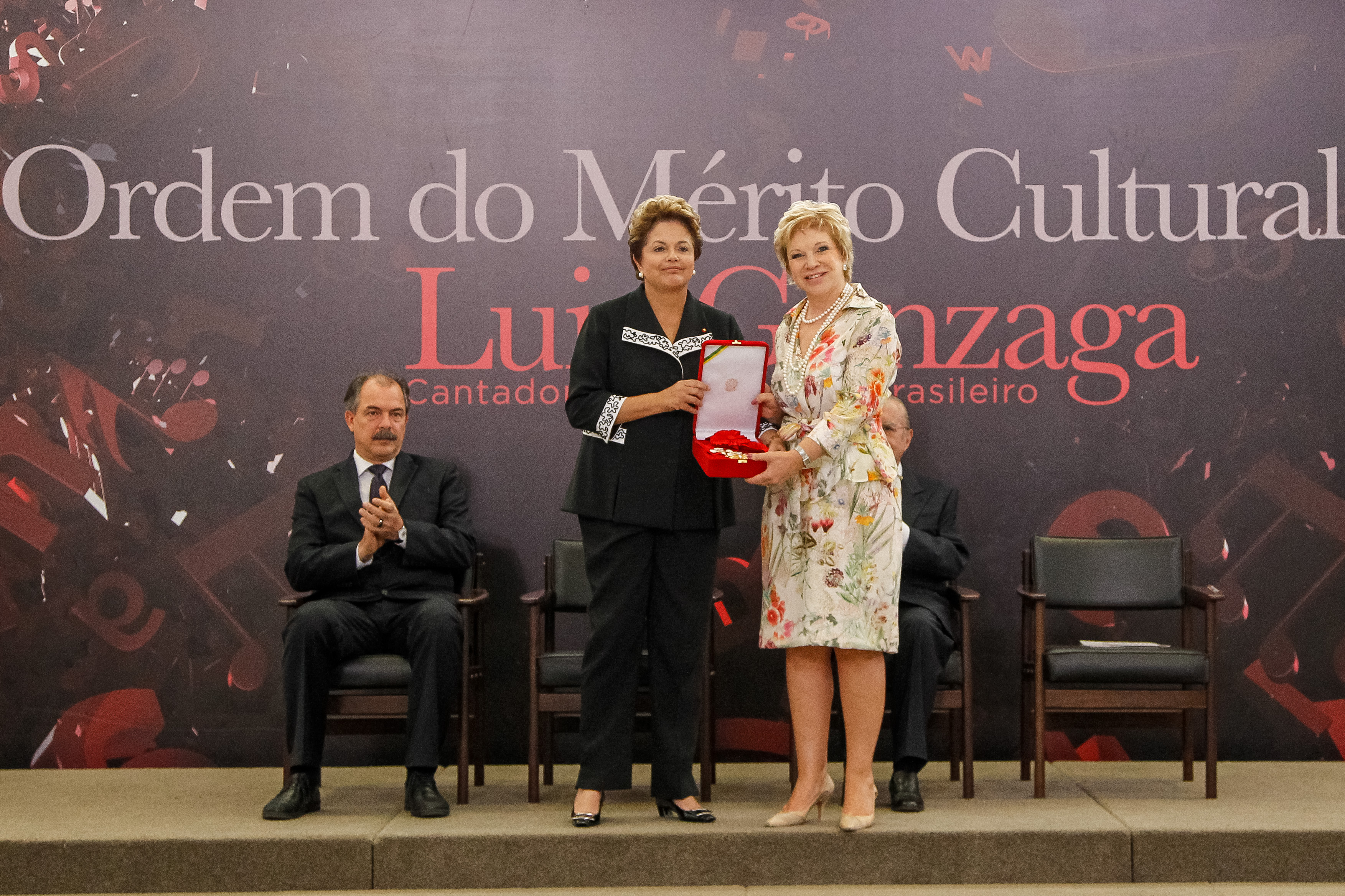 Presidenta Dilma Rousseff entrega a insígnia da Ordem na Classe Grã-Cruz a ministra Marta Suplicy durante cerimônia de entrega da Ordem do Mérito Cultural 2012. Brasília - DF, 05/11/2012