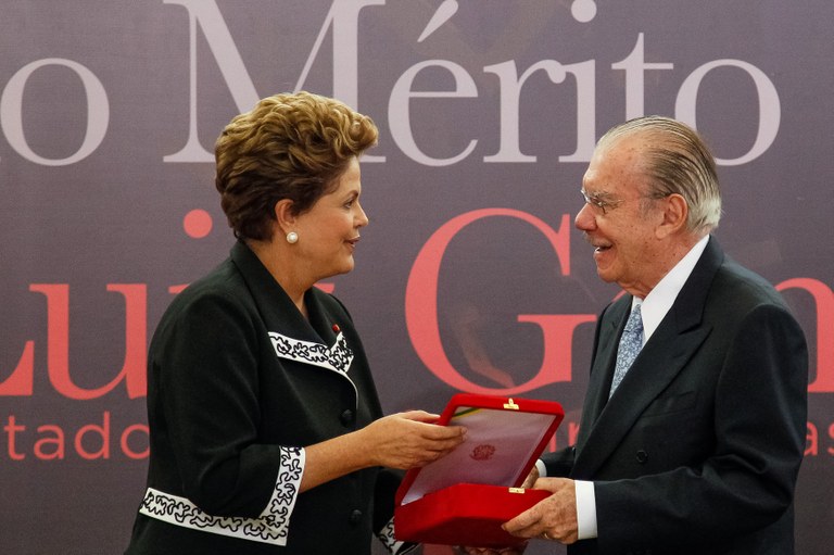 Presidenta Dilma Rousseff entrega a insígnia da Ordem na Classe Grã-Cruz para o senador José Sarney durante cerimônia de entrega da Ordem do Mérito Cultural 2012. Brasília - DF, 05/11/2012