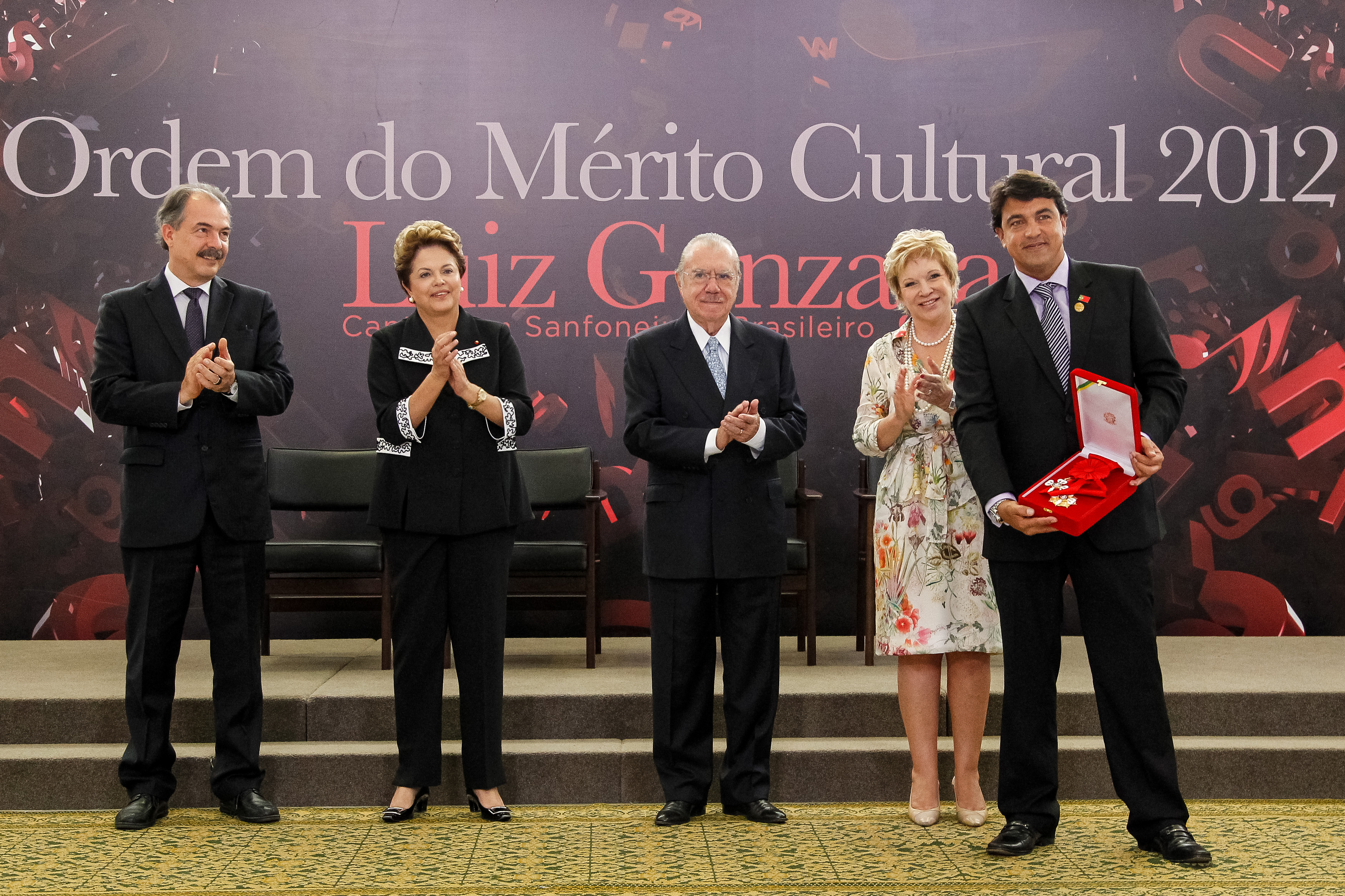 Presidenta Dilma Rousseff entrega a insígnia da Ordem na Classe Grã-Cruz para João Roman Neto (Diretor do Museu Mazzaropi) durante cerimônia de entrega da Ordem do Mérito Cultural 2012. Brasília - DF, 05/11/2012