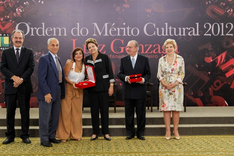 Presidenta Dilma Rousseff entrega a insígnia da Ordem na Classe Grã-Cruz para Yaçanã Regina Martins durante cerimônia de entrega da Ordem do Mérito Cultural 2012. Brasília - DF, 05/11/2012
