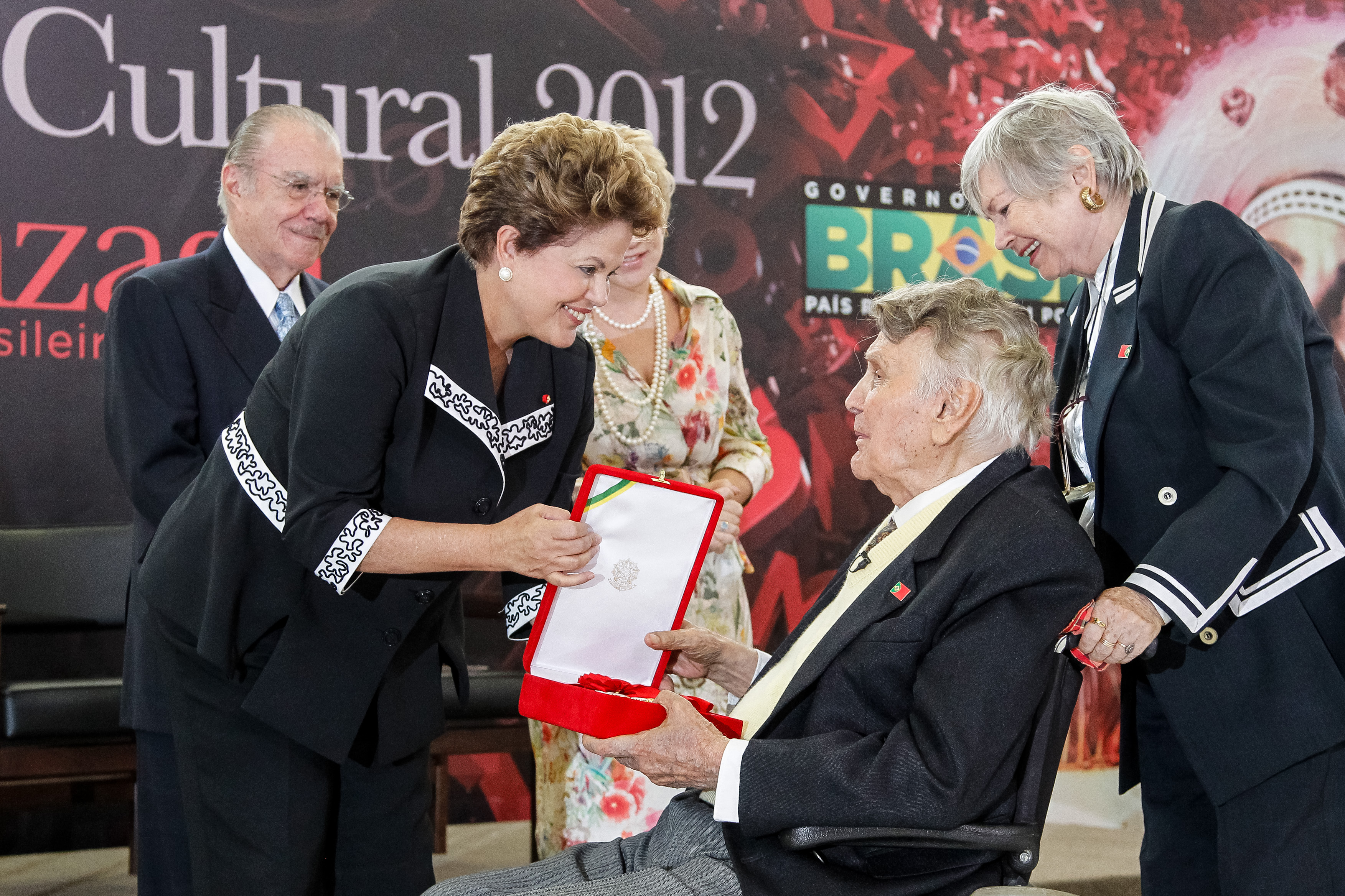 Presidenta Dilma Rousseff entrega a insígnia da Ordem na Classe Grã-Cruz para Orlando Orfei durante cerimônia de entrega da Ordem do Mérito Cultural 2012. Brasília - DF, 05/11/2012