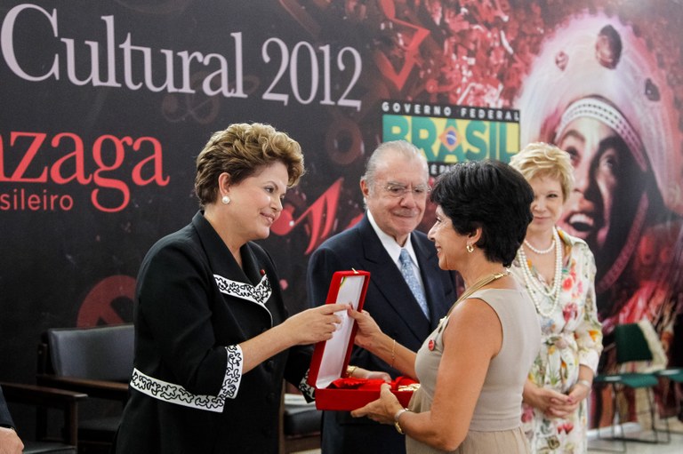Presidenta Dilma Rousseff entrega a insígnia da Ordem na Classe Grã-Cruz para Inês Autran Dourado Barbosa durante cerimônia de entrega da Ordem do Mérito Cultural 2012. Brasília - DF, 05/11/2012