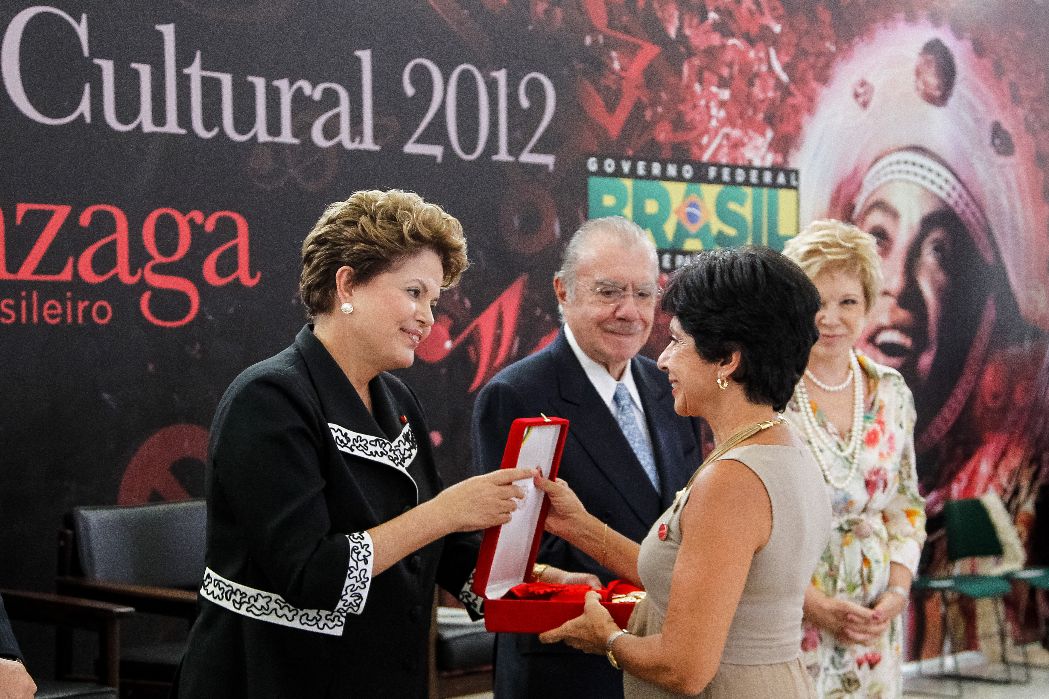 Presidenta Dilma Rousseff entrega a insígnia da Ordem na Classe Grã-Cruz para Inês Autran Dourado Barbosa durante cerimônia de entrega da Ordem do Mérito Cultural 2012. Brasília - DF, 05/11/2012