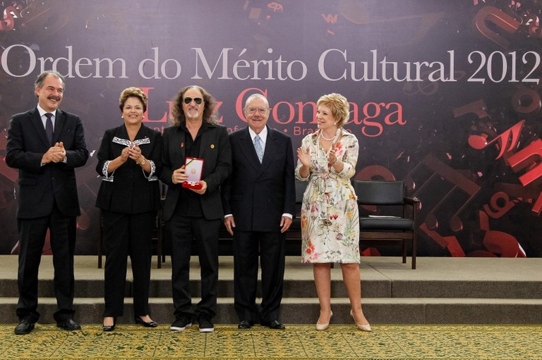 Presidenta Dilma Rousseff entrega a insígnia da Ordem para Alceu Valença durante cerimônia de entrega da Ordem do Mérito Cultural 2012. Brasília - DF, 05/11/2012
