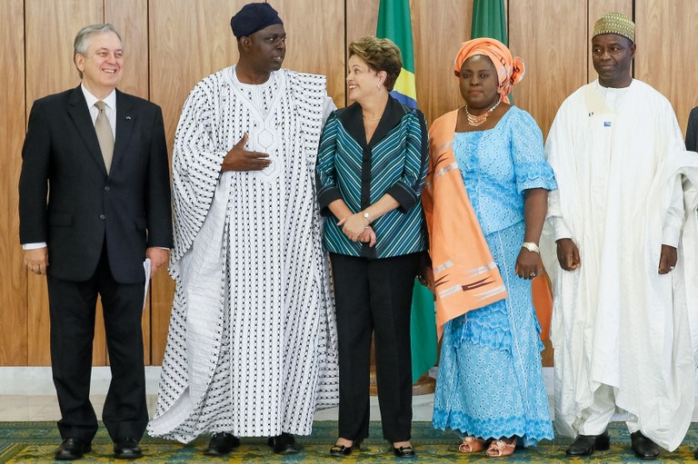 Presidenta Dilma Rousseff recebe do Embaixador da República Federal da Nigéria Senhor, Adamu Azimeyeh Emozozo a carta credencial dos Embaixadores Estrangeiros. Brasília - DF, 10/11/2014