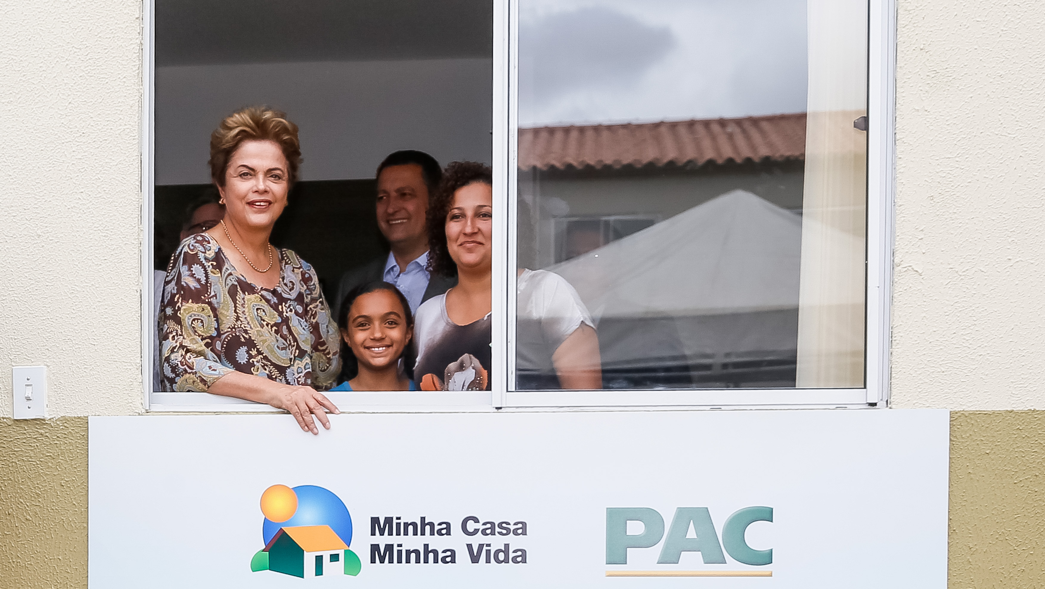  Presidenta Dilma Rousseff cumprimenta a senhora Naiara Rodrigues Lima e Filha durante cerimônia de entrega de 1.480 Unidades Habitacionais do Residencial Juazeiro-BA, do Programa minha Casa Minha Vida. Juazeiro-BA, 14/08/2015   