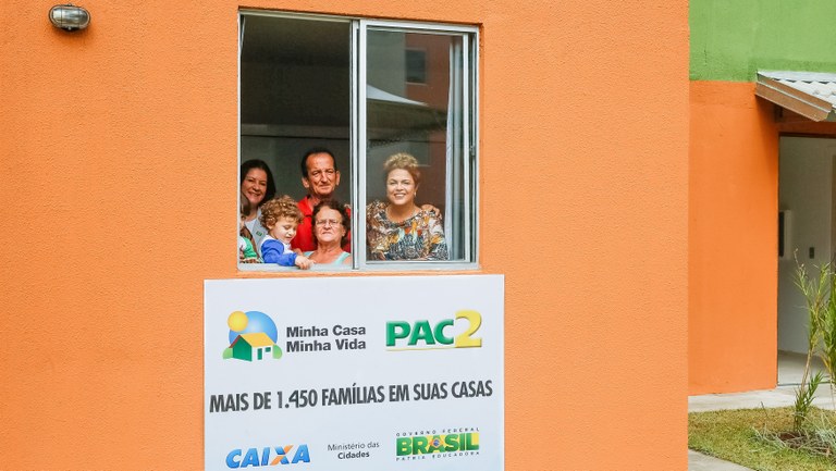  Presidenta Dilma Rousseff durante entrega de 1.484 unidades habitacionais dos Residenciais Recanto do Paçuaré I e II e Vivenda das Gaivotas, do Programa Minha Casa, Minha Vida. Rio de Janeiro-RJ, 12/05/2015  