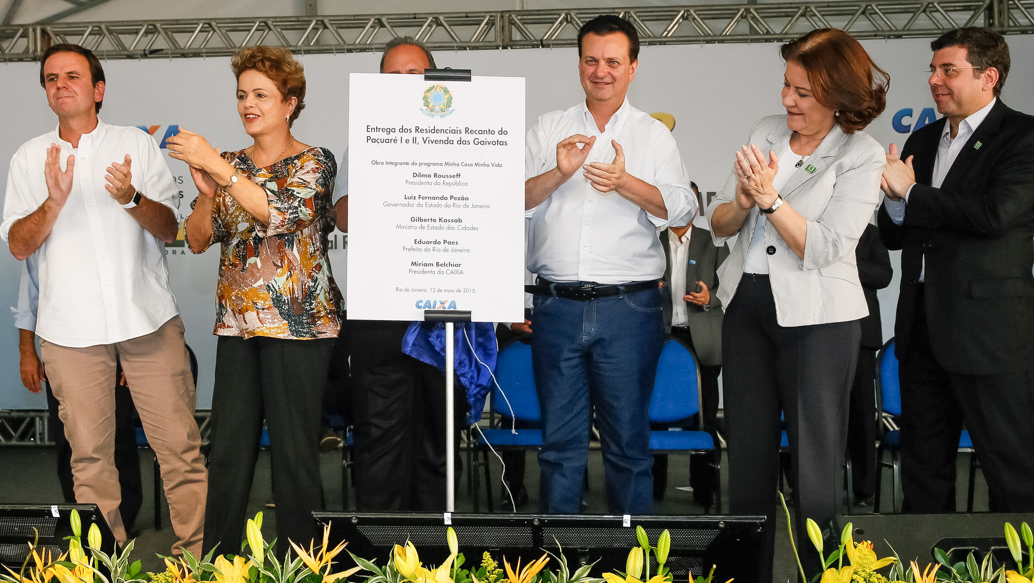 Presidenta Dilma Rousseff durante descerramento de placa alusiva à entrega de unidades habitacionais dos Residenciais Recanto do Paçuaré I e II e Vivenda das Gaivotas, do Programa Minha Casa, Minha Vida Rio de Janeiro-RJ, 12/05/2015