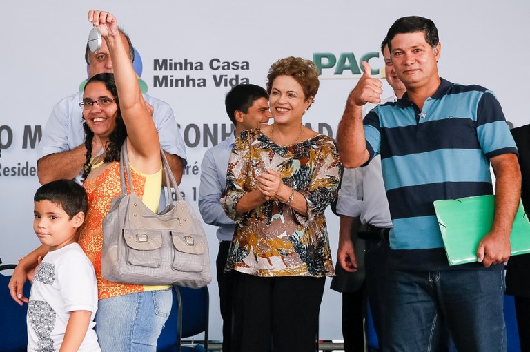 Presidenta Dilma Rousseff durante entrega das chaves à senhora Viviane Xavier de Miranda na cerimônia de entrega de 1.484 unidades habitacionais dos Residenciais Recanto do Paçuaré I e II e Vivenda das Gaivotas, do Programa Minha Casa, Minha Vida. Rio de Janeiro-RJ, 12/05/2015