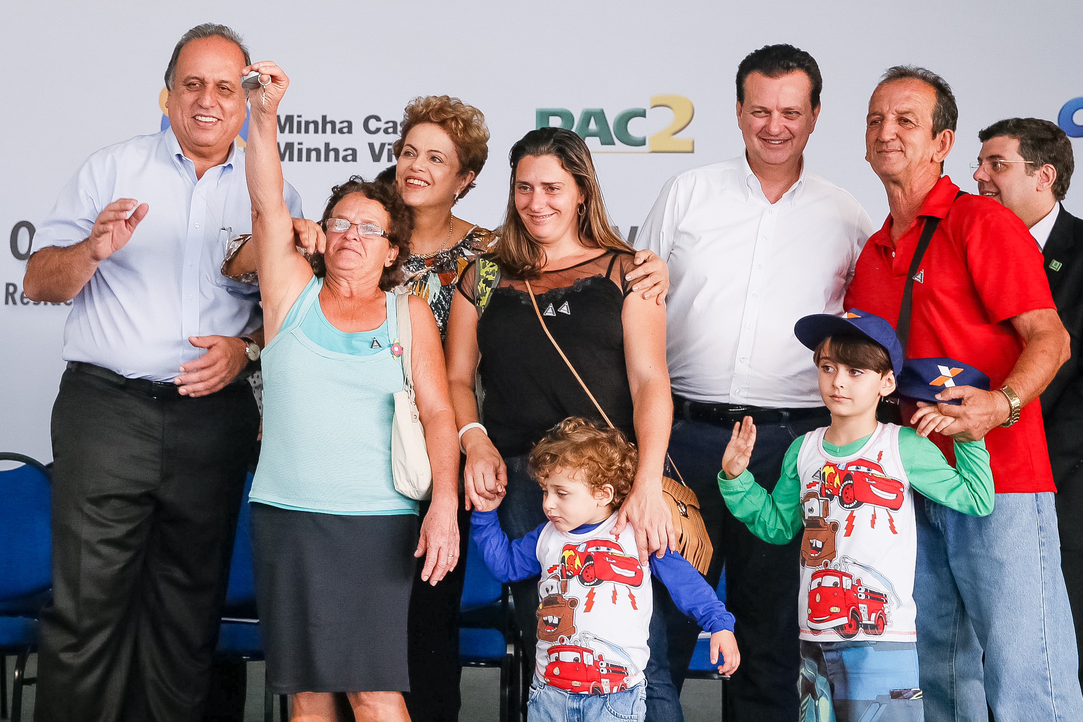 Presidenta Dilma Rousseff durante entrega das chaves à senhora Ilda Nunes Werneck Parada na cerimônia de entrega de 1.484 unidades habitacionais dos Residenciais Recanto do Paçuaré I e II e Vivenda das Gaivotas, do Programa Minha Casa, Minha Vida. Rio de Janeiro-RJ, 12/05/2015