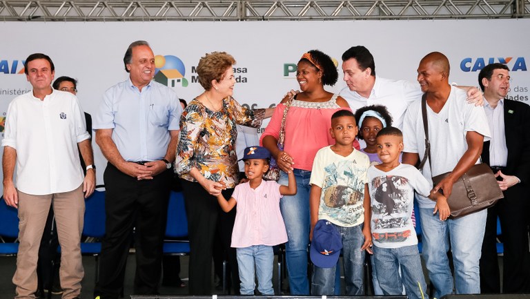 Presidenta Dilma Rousseff durante entrega das chaves à senhora Aline dos Santos de Almeida na cerimônia de entrega de 1.484 unidades habitacionais dos Residenciais Recanto do Paçuaré I e II e Vivenda das Gaivotas, do Programa Minha Casa, Minha Vida. Rio de Janeiro-RJ, 12/05/2015