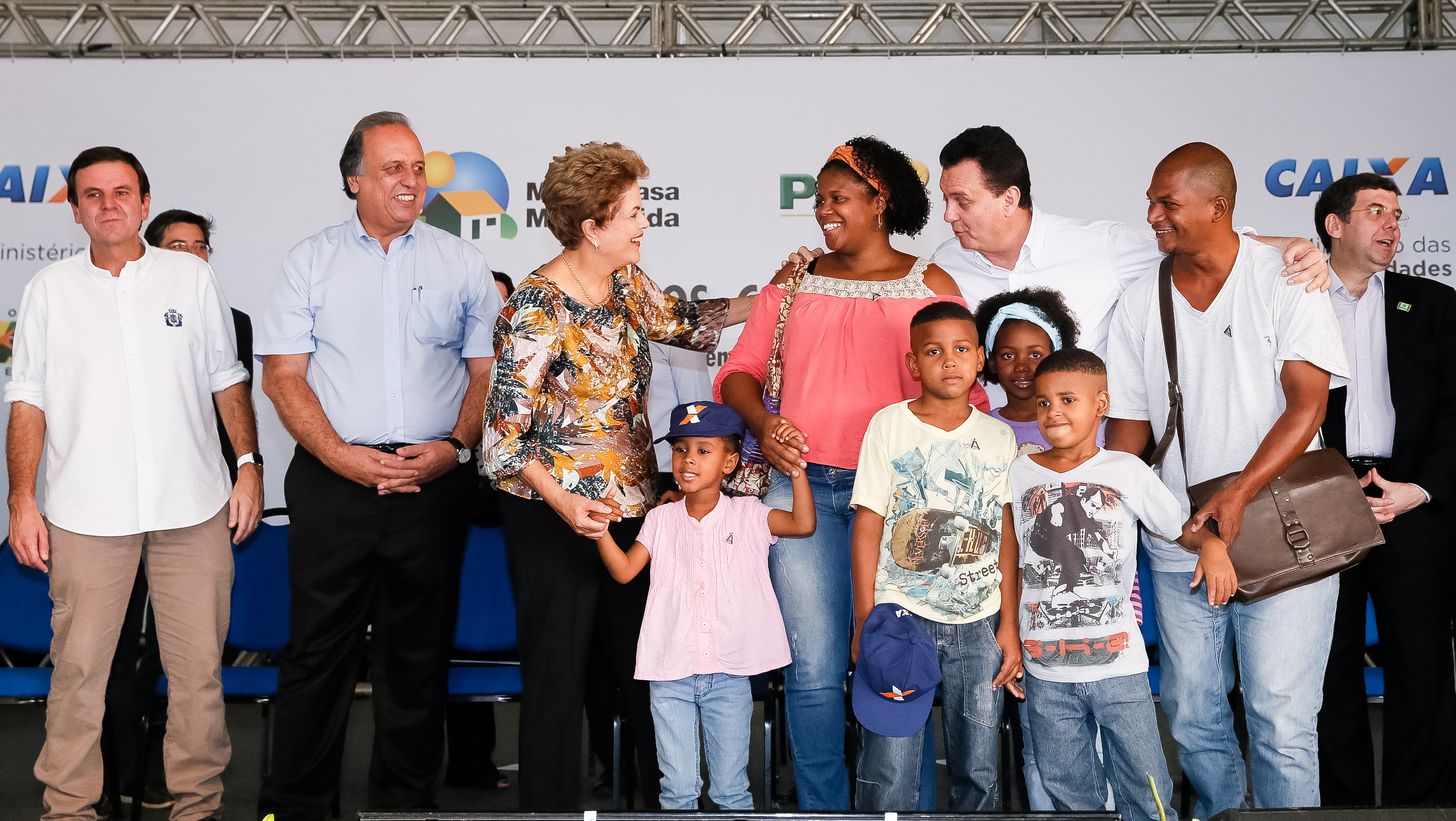 Presidenta Dilma Rousseff durante entrega das chaves à senhora Aline dos Santos de Almeida na cerimônia de entrega de 1.484 unidades habitacionais dos Residenciais Recanto do Paçuaré I e II e Vivenda das Gaivotas, do Programa Minha Casa, Minha Vida. Rio de Janeiro-RJ, 12/05/2015