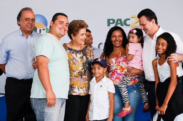 Presidenta Dilma Rousseff durante entrega das chaves à senhora Amanda Soares de Oliveira na cerimônia de entrega de 1.484 unidades habitacionais dos Residenciais Recanto do Paçuaré I e II e Vivenda das Gaivotas, do Programa Minha Casa, Minha Vida. Rio de Janeiro-RJ, 12/05/2015 Presidenta Dilma Rousseff durante entrega das chaves à senhora Amanda Soares de Oliveira na cerimônia de entrega de 1.484 unidades habitacionais dos Residenciais Recanto do Paçuaré I e II e Vivenda das Gaivotas, do Programa Minha Casa, Minha Vida. Rio de Janeiro-RJ, 12/05/2015