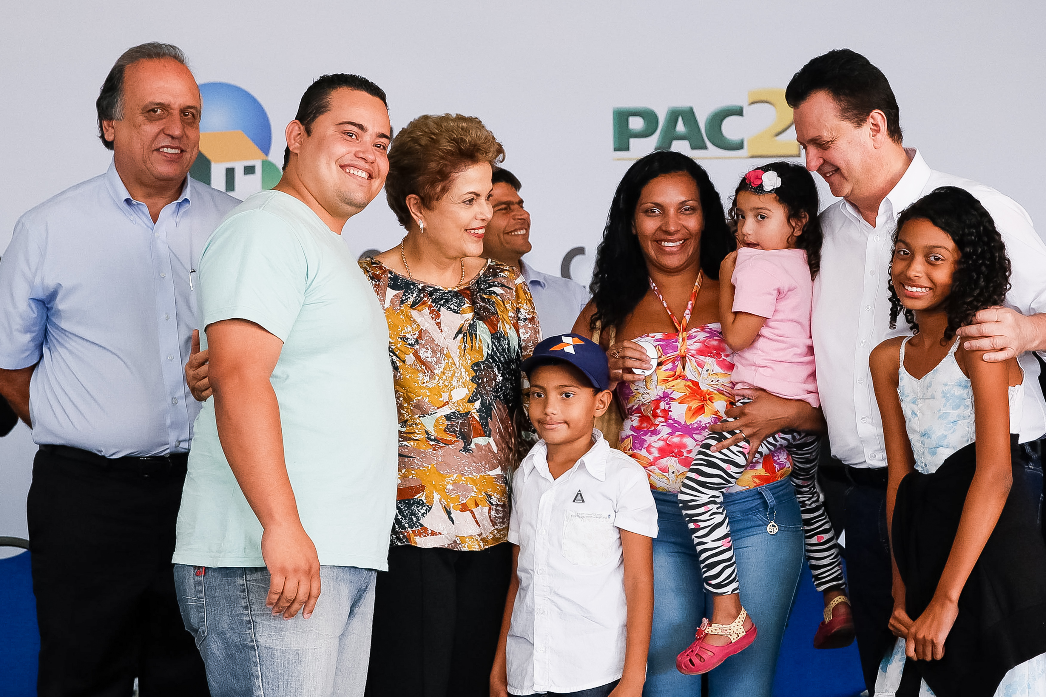  Presidenta Dilma Rousseff durante entrega das chaves à senhora Amanda Soares de Oliveira na cerimônia de entrega de 1.484 unidades habitacionais dos Residenciais Recanto do Paçuaré I e II e Vivenda das Gaivotas, do Programa Minha Casa, Minha Vida. Rio de Janeiro-RJ, 12/05/2015