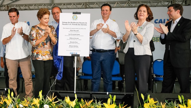  Presidenta Dilma Rousseff durante descerramento de placa alusiva à entrega de unidades habitacionais dos Residenciais Recanto do Paçuaré I e II e Vivenda das Gaivotas, do Programa Minha Casa, Minha Vida Rio de Janeiro-RJ, 12/05/2015  