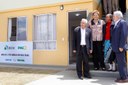 Presidenta Dilma Rousseff cumprimenta populares, durante cerimônia de entrega de 1.740 unidades habitacionais dos Residenciais Acácia, Ipê, Pau Brasil e Jequibitá, do Programa Minha Casa Minha Vida II. Vitória da Conquista - BA,  15/10/2013