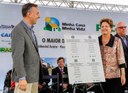 Presidenta Dilma Rousseff cumprimenta populares, durante cerimônia de entrega de 1.740 unidades habitacionais dos Residenciais Acácia, Ipê, Pau Brasil e Jequibitá, do Programa Minha Casa Minha Vida II. Vitória da Conquista - BA, 15/10/2013