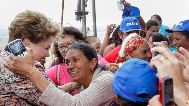 Presidenta Dilma Rousseff cumprimenta populares, durante cerimônia de entrega de 1.740 unidades habitacionais dos Residenciais Acácia, Ipê, Pau Brasil e Jequibitá, do Programa Minha Casa Minha Vida II. Vitória da Conquista - BA, 15/10/2013
