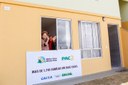 Presidenta Dilma Rousseff cumprimenta populares, durante cerimônia de entrega de 1.740 unidades habitacionais dos Residenciais Acácia, Ipê, Pau Brasil e Jequibitá, do Programa Minha Casa Minha Vida II. Vitória da Conquista - BA, 15/10/2013