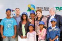 Presidenta Dilma Rousseff cumprimenta populares, durante cerimônia de entrega de 1.740 unidades habitacionais dos Residenciais Acácia, Ipê, Pau Brasil e Jequibitá, do Programa Minha Casa Minha Vida II. Vitória da Conquista - BA,  15/10/2013