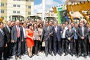 Presidenta Dilma Rousseff cumprimenta e posa para foto com Prefeitos durante cerimônia de entrega máquinas retroescavadeiras e motoniveladoras. Ribeirão das Neves - MG, 16/04/2013