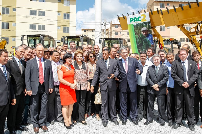 Presidenta Dilma Rousseff cumprimenta e posa para foto com Prefeitos durante cerimônia de entrega máquinas retroescavadeiras e motoniveladoras. Ribeirão das Neves - MG, 16/04/2013