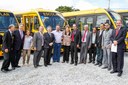 Presidenta Dilma Rousseff cumprimenta e posa para foto com Prefeitos durante cerimônia de entrega de ônibus escolares, no âmbito do Programa Caminho da Escola. Ribeirão das Neves - MG, 16/04/2013